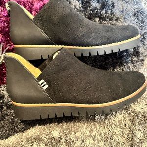 New Dr. Scholl’s be free energy technology black back zipper shoe.